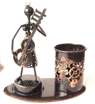 铁艺新款 笔筒摆件 地摊热卖必备，融合美女古铜风的金属工艺品