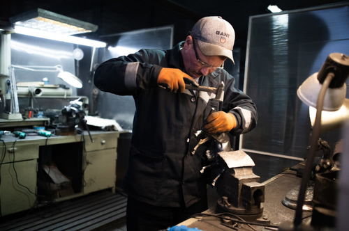 走进俄罗斯卡斯利市建筑工艺美术品工厂 手工艺品的艺术传承